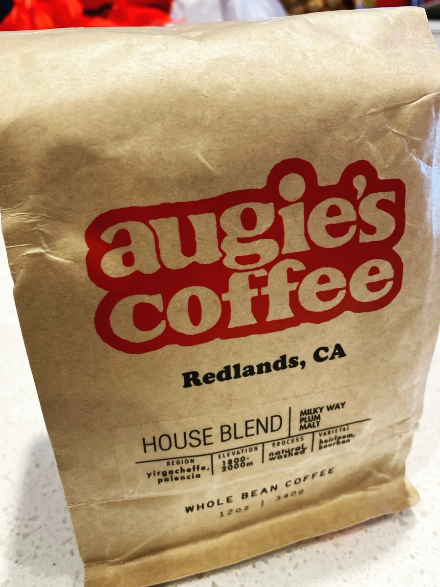 Augie’s Coffee House Blend 리뷰: 가볍지만 진하게 남는 단맛