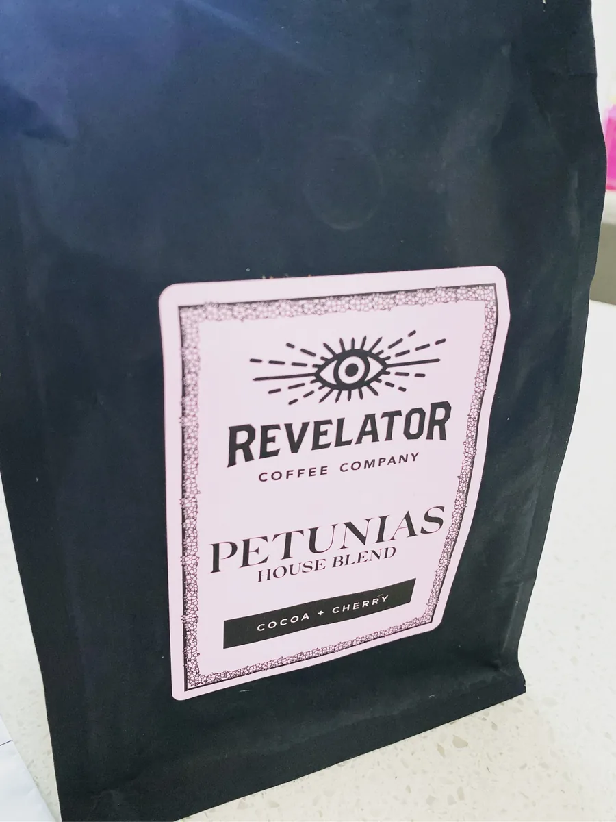 Revelator Petunias House Blend 리뷰: 코코아와 체리 사이의 편안한 균형