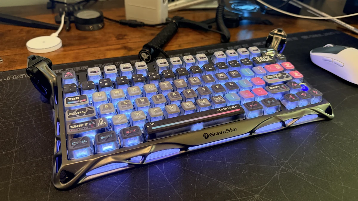 GravaStar Mercury K1 Pro Cyberpunk 리뷰: 외골격 디자인보다 오래 남는 부드러운 타건감