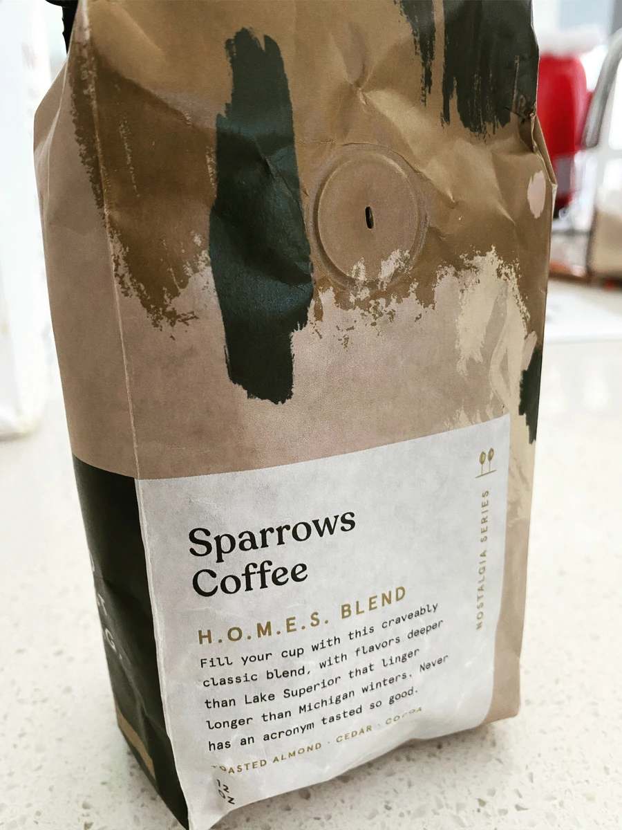 Sparrows Coffee H.O.M.E.S. Blend 리뷰: 혀부터 머릿속까지 덮어버리는 짙은 쓴맛
