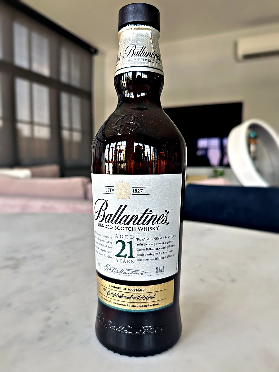 Ballantine’s 21년 리뷰: 위스키를 몰라도 이미 알고 있던 이름